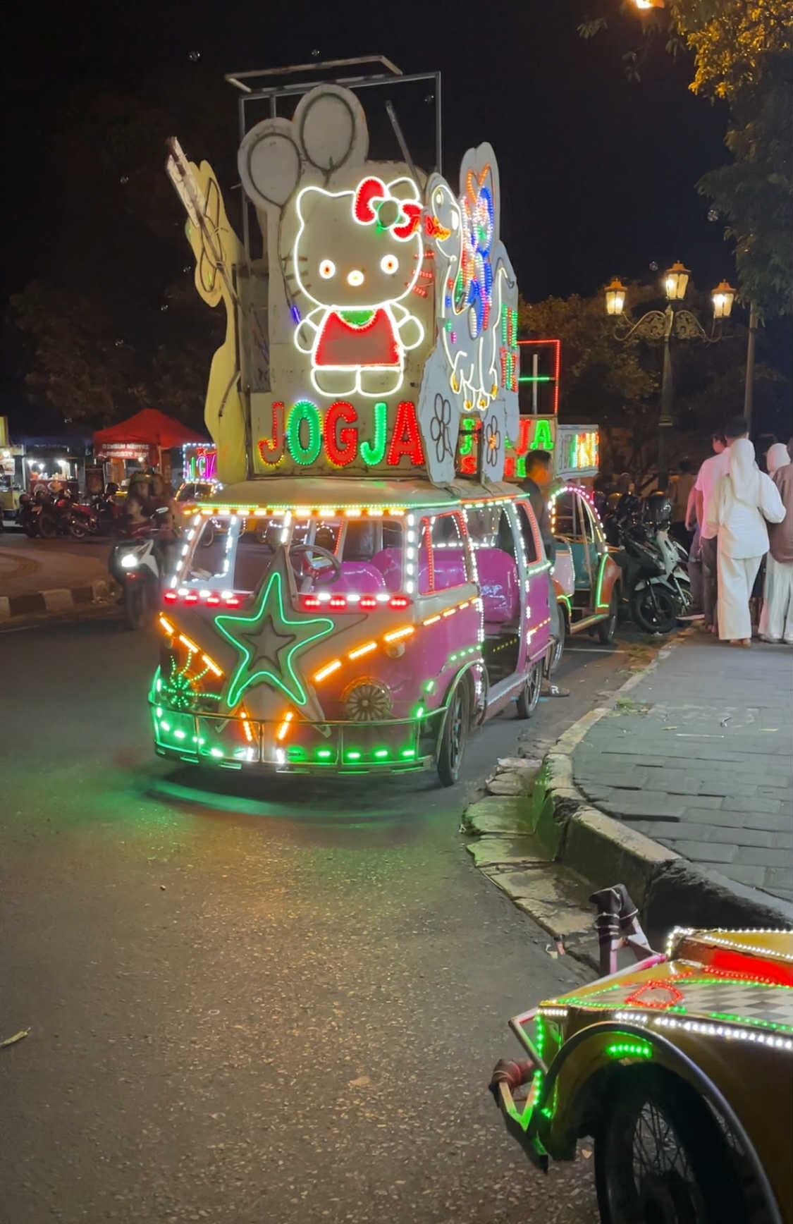 Les engins à pédales colorés sur la place Alun Alun à Yogyakarta