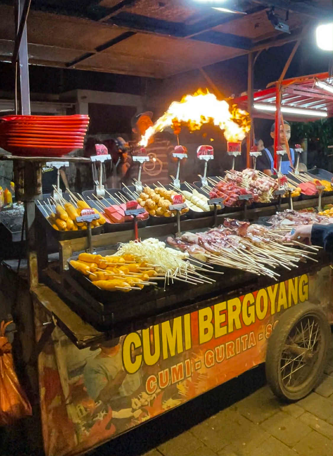 le marché de nuit sur la place Alun alun à Yogyakarta