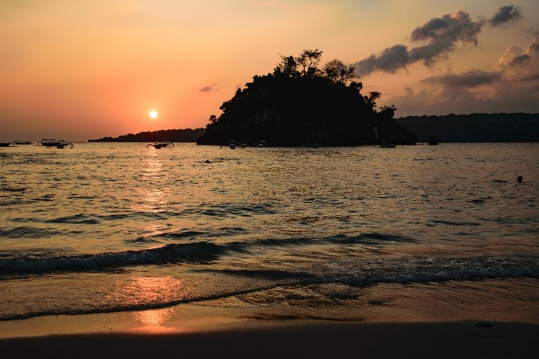 Coucher de soleil sur Crystal Bay à Nusa Penida