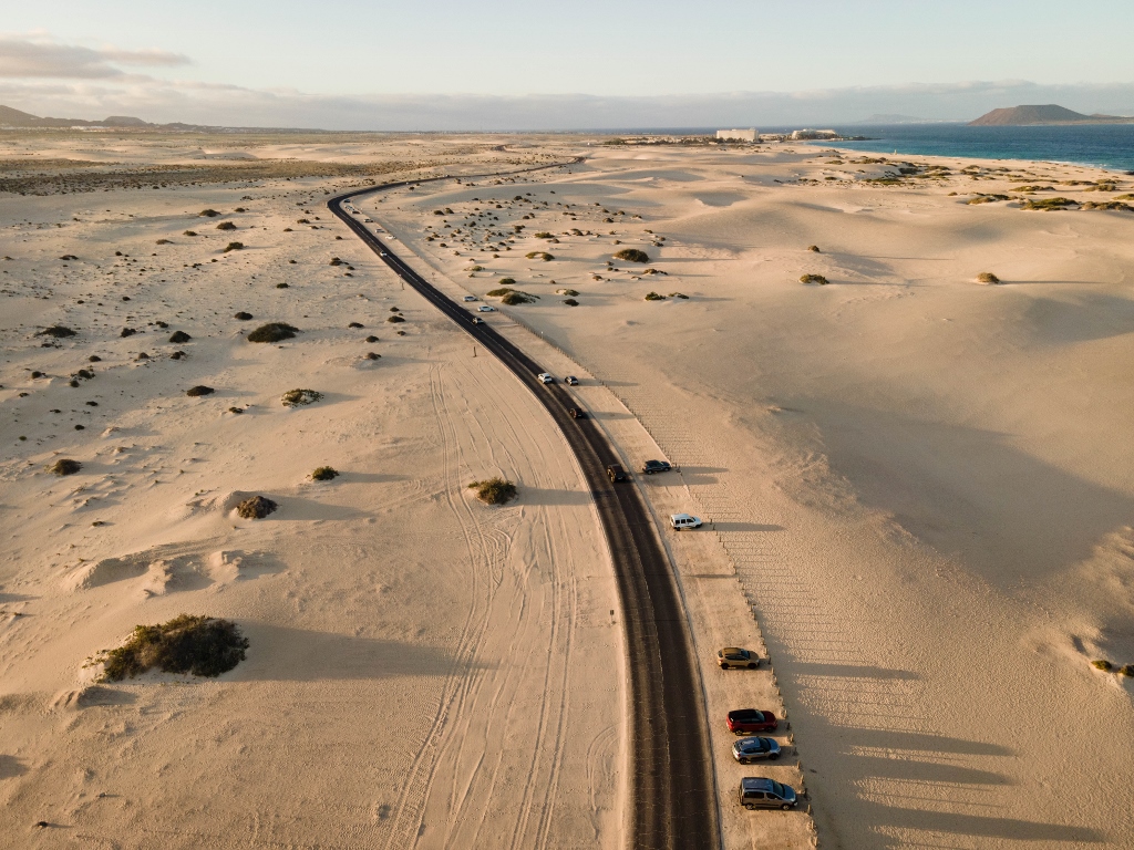 Les dunes de Corralejo, vue du ciel au coucher du soleil 