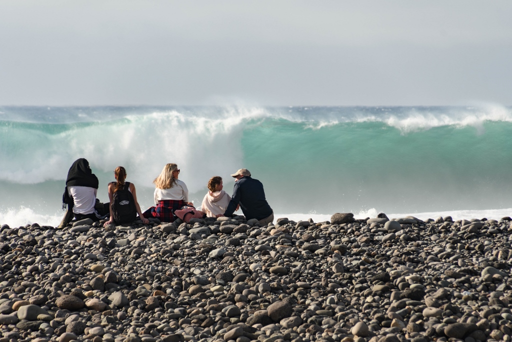 groupes de personnes face à une vague puissante, Fuerteventura 