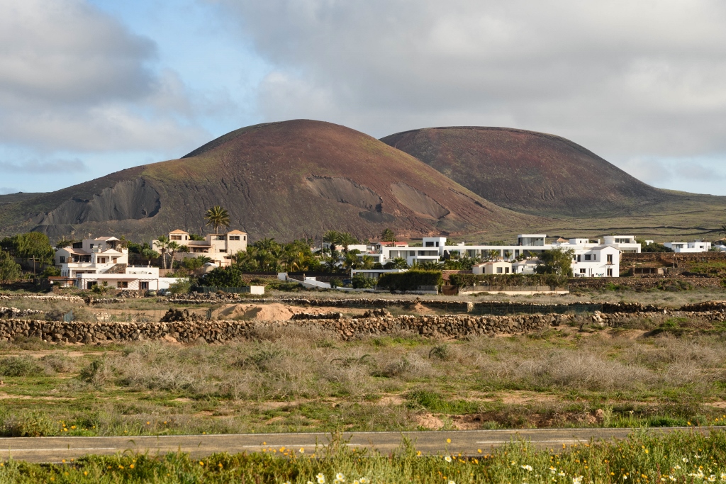 Paysage Fuerteventura avec village et volcan 